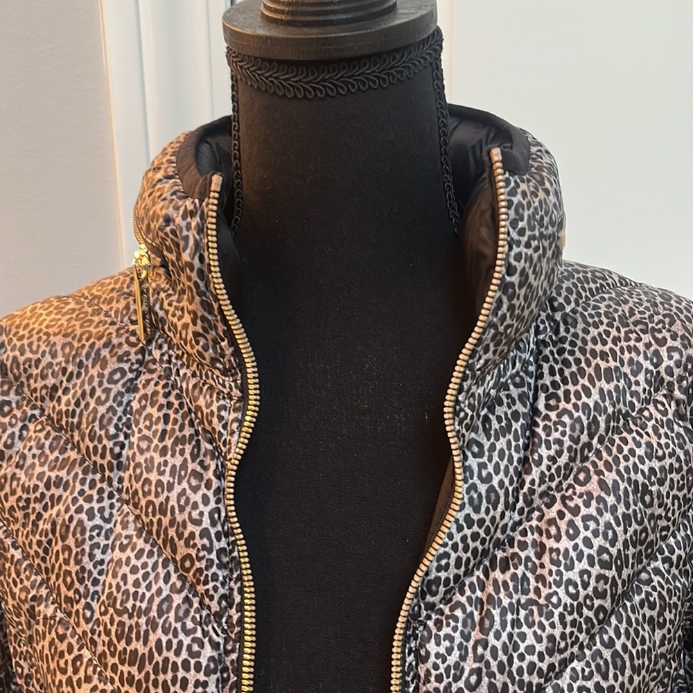 Michael Kors leopard print with hidden hood. size Small - Picture 3 of 15